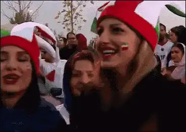 伊朗美女戴头巾穿黑纱