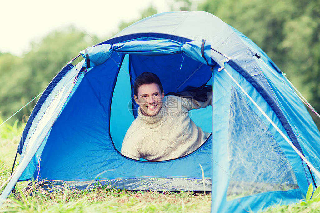 露营旅游徒步旅行人的微笑男游客帐篷