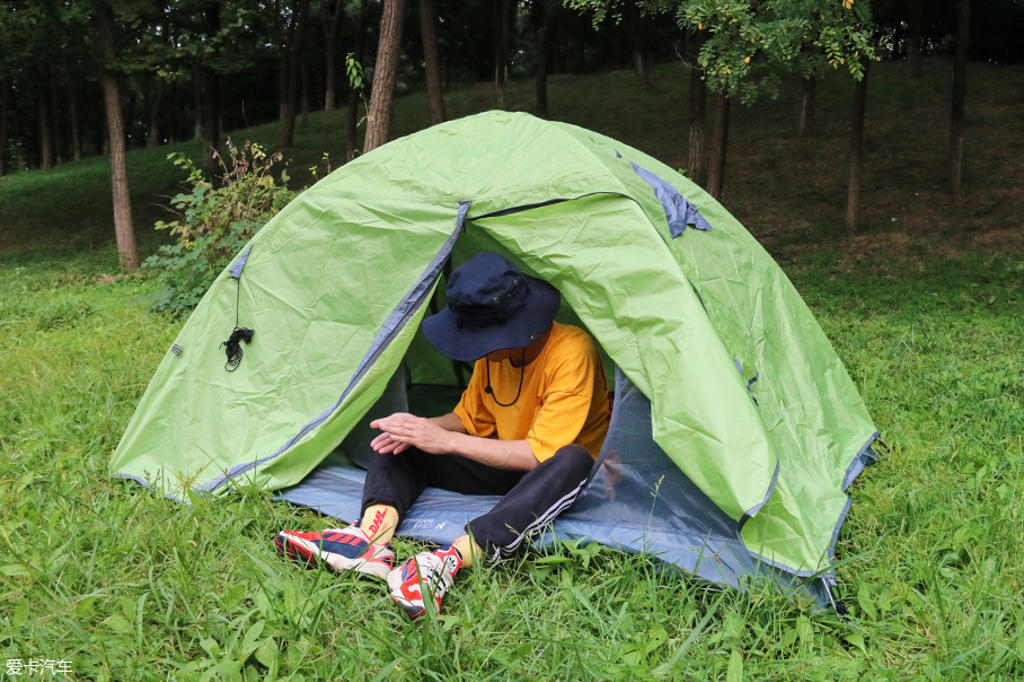 租赁单薄帐篷,比起那个,再看看刚搭建好的带虫帐以及防雨外层布的它